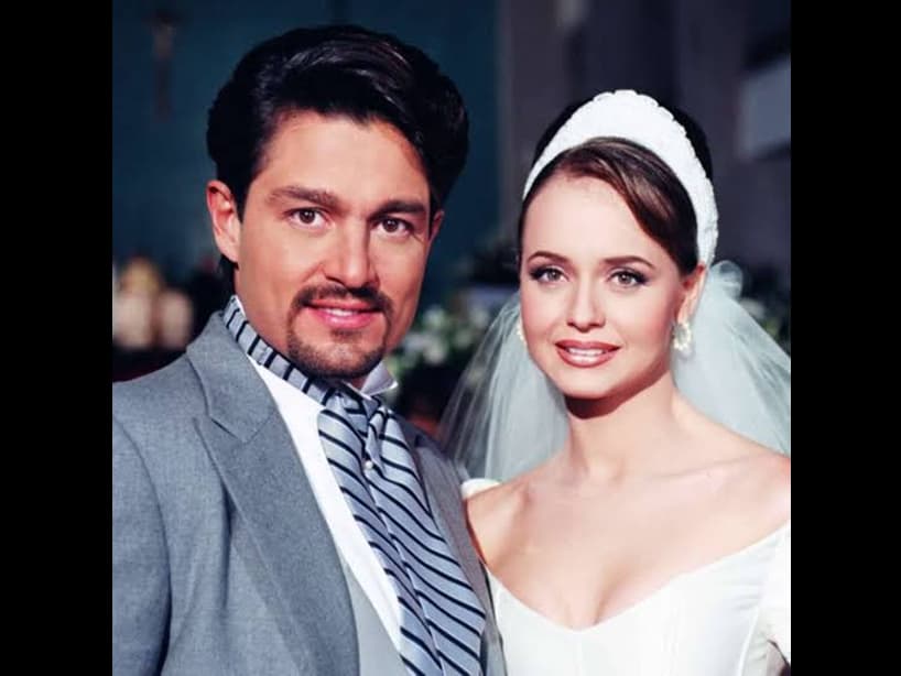 A pesar de todo el drama que atravesaron las gemelas ‘Paola’ y ‘Paulina’, en ‘La usurpadora’ (1998), finalmente ‘Paulina’ logra casarse con ‘Carlos’ (Fernando Colunga).