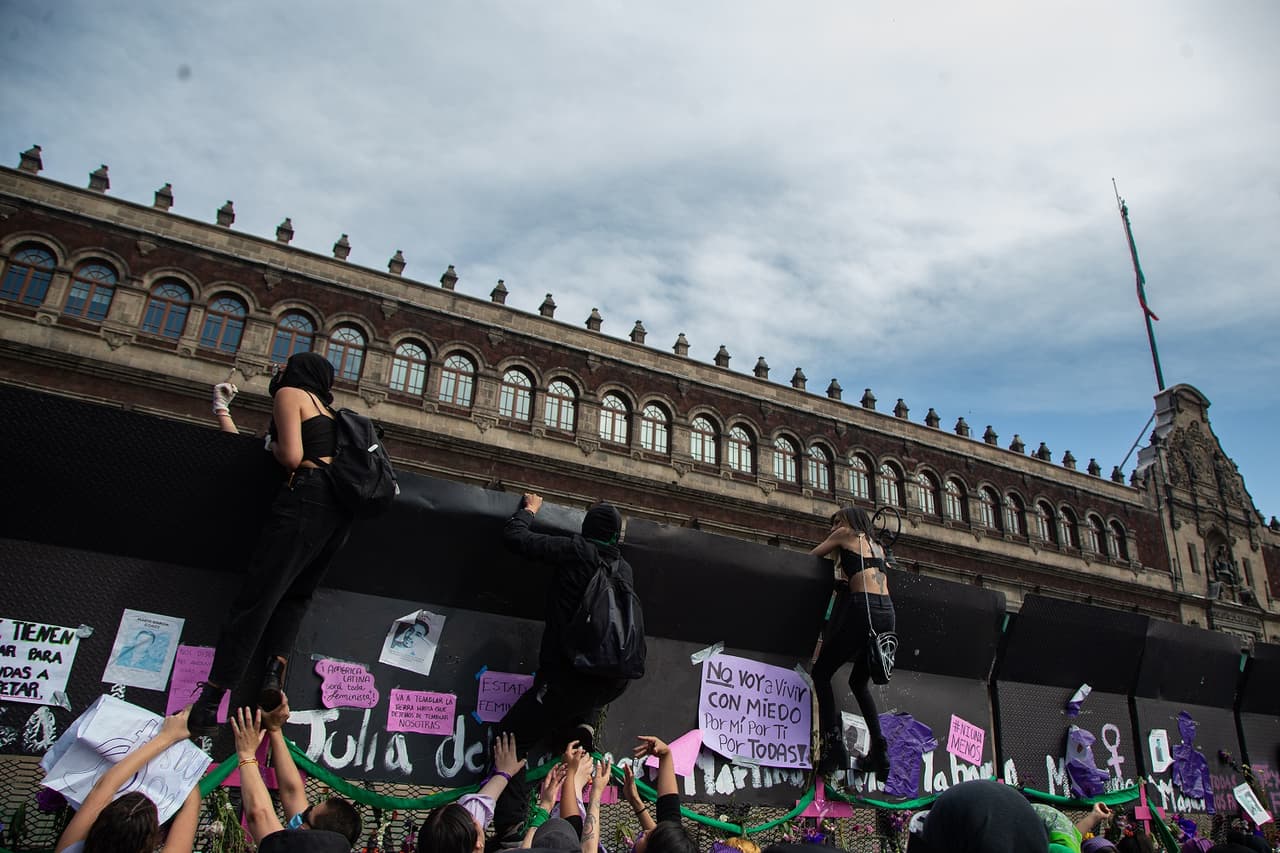 En el trayecto se manifestaron mayores, mujeres jóvenes y algunas estuvieron acompañadas de sus hijos.