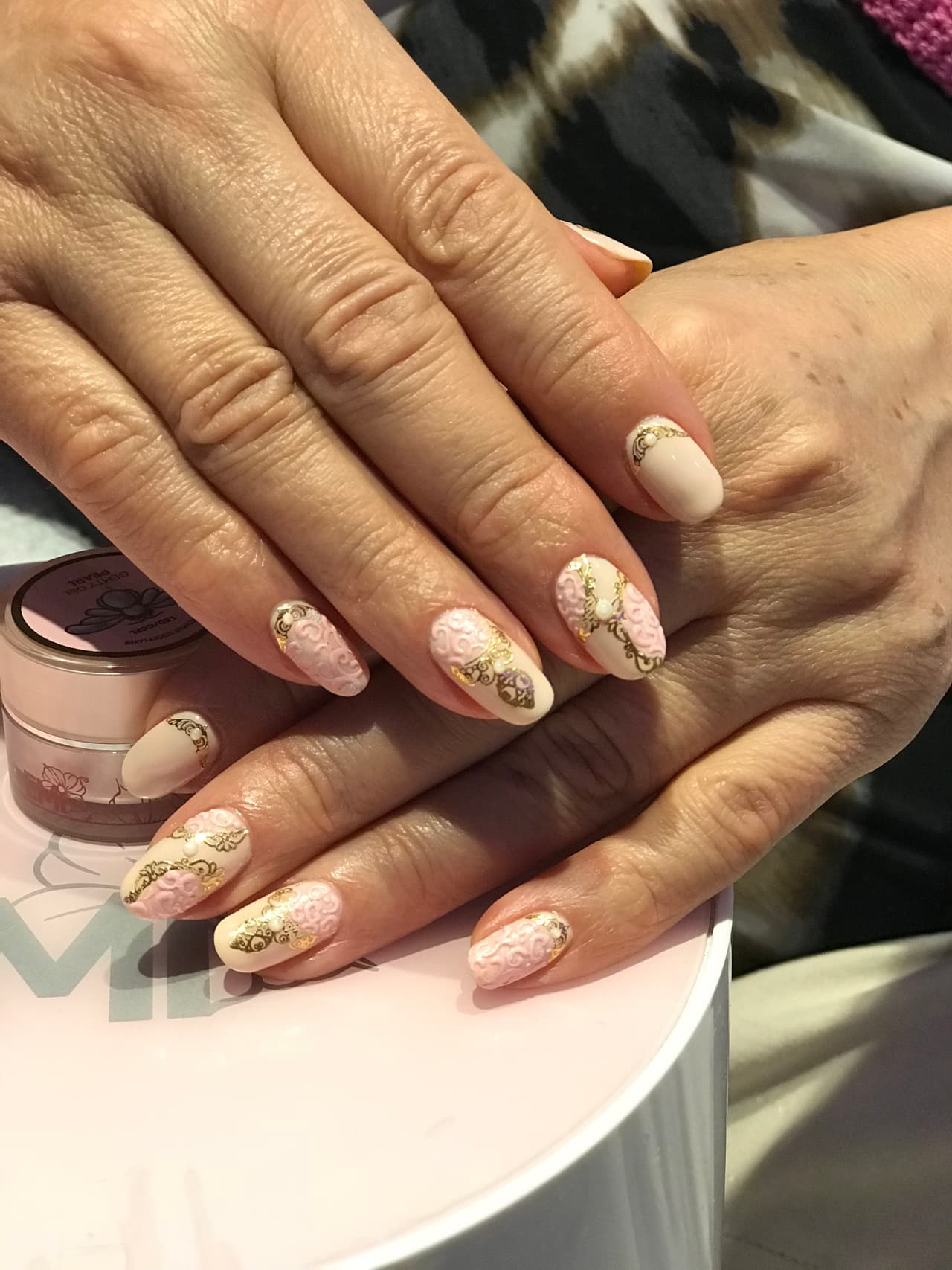 Esta técnica se puede hacer sobre tus propias uñas, o bien, sobre postizas.