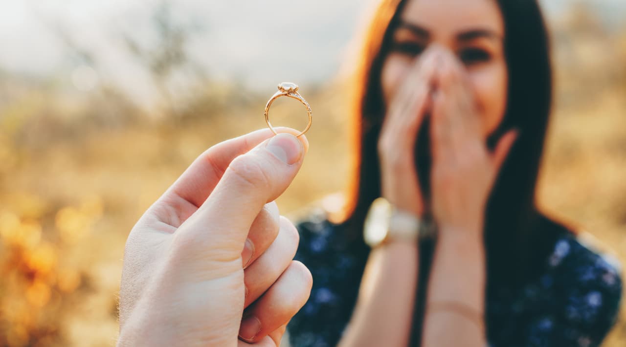 De Jennifer López a Belinda, te presentamos algunos de los anillos más despampanantes que han estado en los dedos de las más grandes divas del mundo del espectáculo.