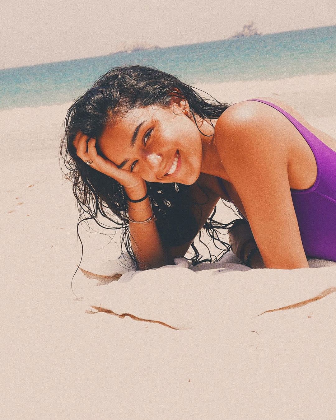 Alejandra Capetillo nació el 4 de noviembre de 1999. La joven, que tiene más de 147 mil seguidores de Instagram, ha mostrado su talento como fotógrafa y diseñará el vestido que utilizará su madre en sus bodas de plata.