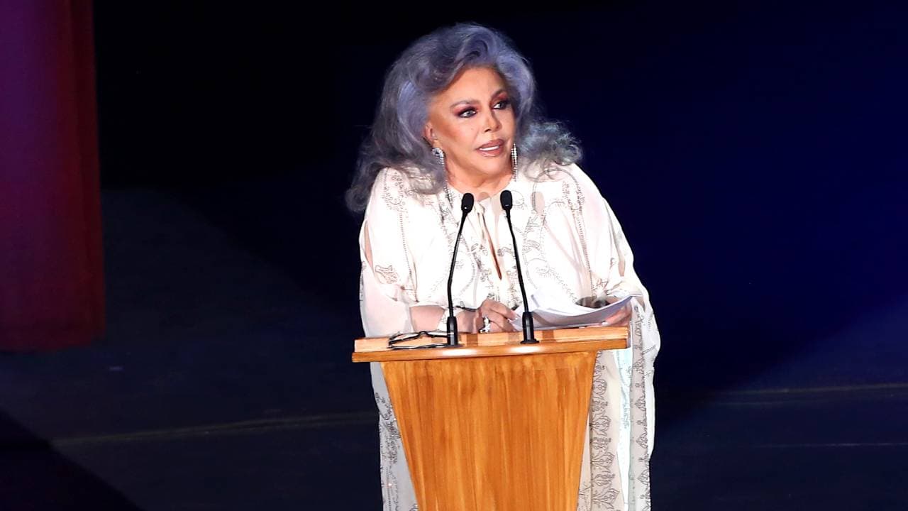 Verónica Castro aparece irreconocible, se somete a drástico cambio de look