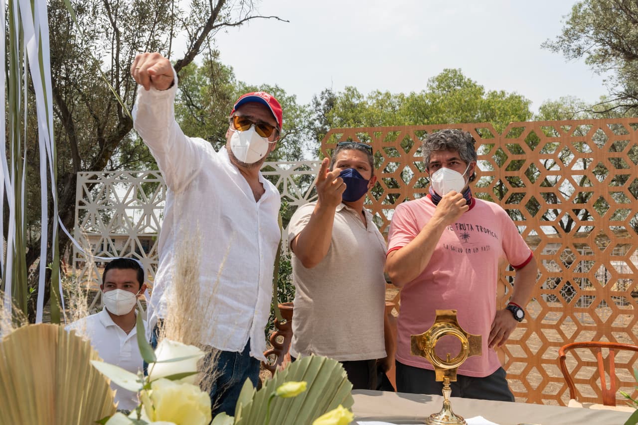 El productor Carlos Moreno y el equipo de producción supervisan que la escena salga a la perfección.