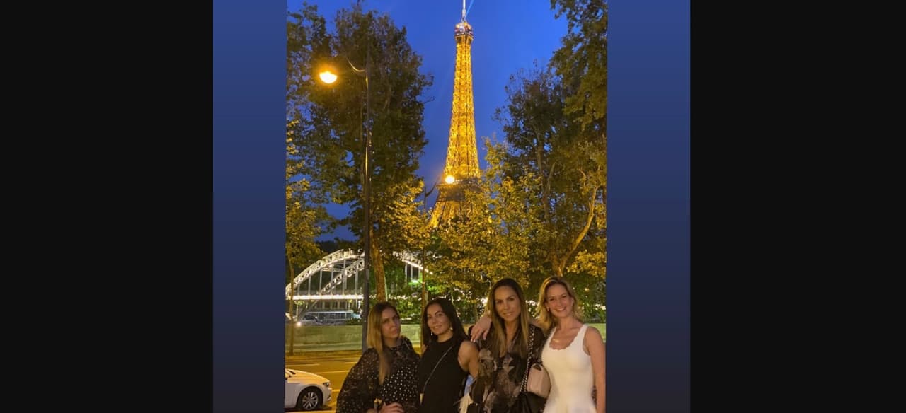 El día de la boda, Altair Jarabo no solo protagonizó un romántico retrato con su ahora esposo; también posó junto a las actrices desde un balcón en el que se aprecia la famosa Torre Eiffel.
