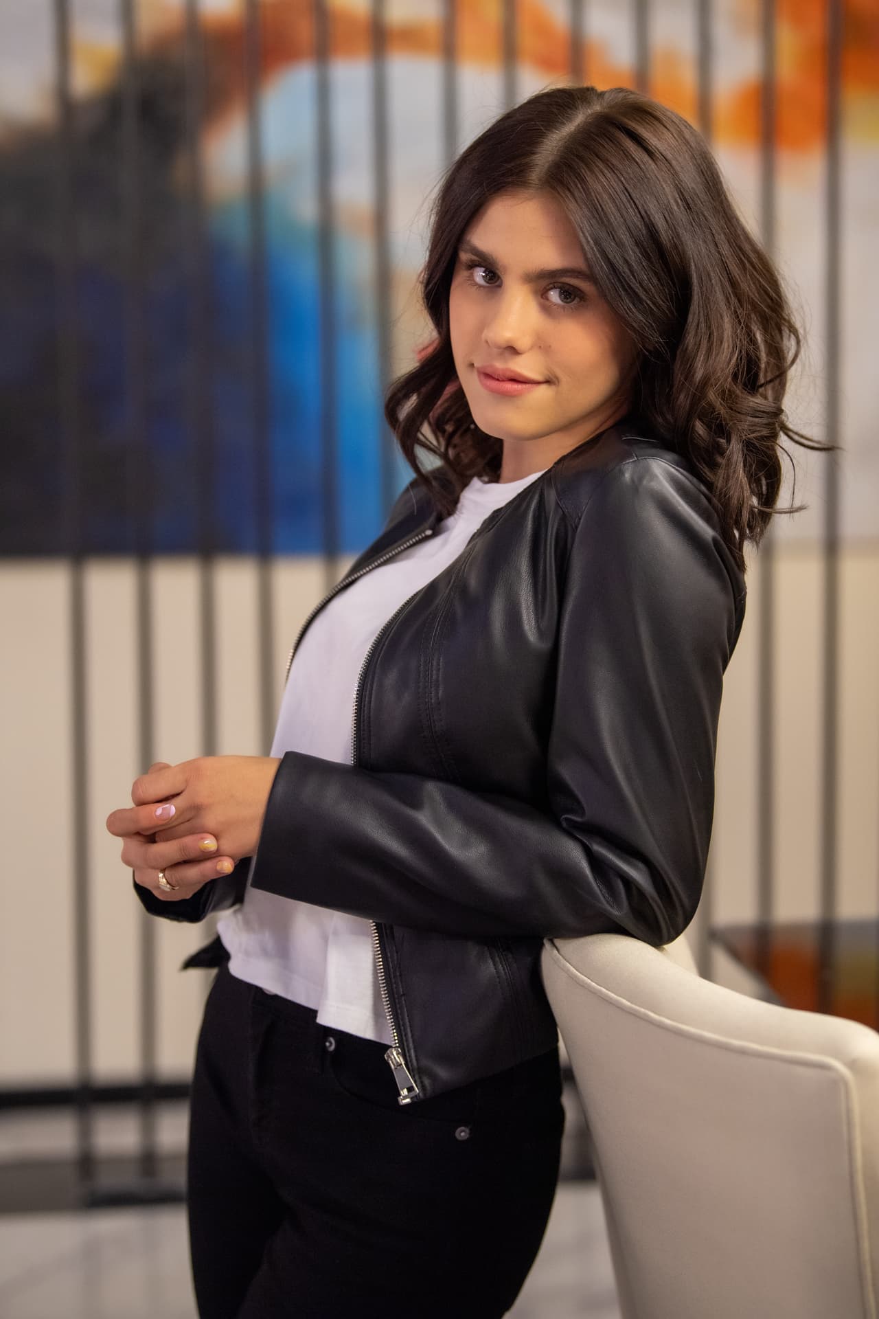 2) Ana Tena interpreta a 'Lucía' en esta fascinante historia, y sí, también es realmente joven, pues tiene apenas 18 años.
