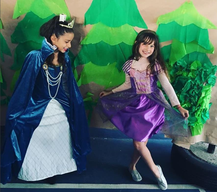 Además del dibujo, Elissa ha mostrado su pasión por la actuación desde pequeña. En mayo de 2017 compartió una fotografía de una de las obras escolares que protagonizó en compañía de una de sus amigas.