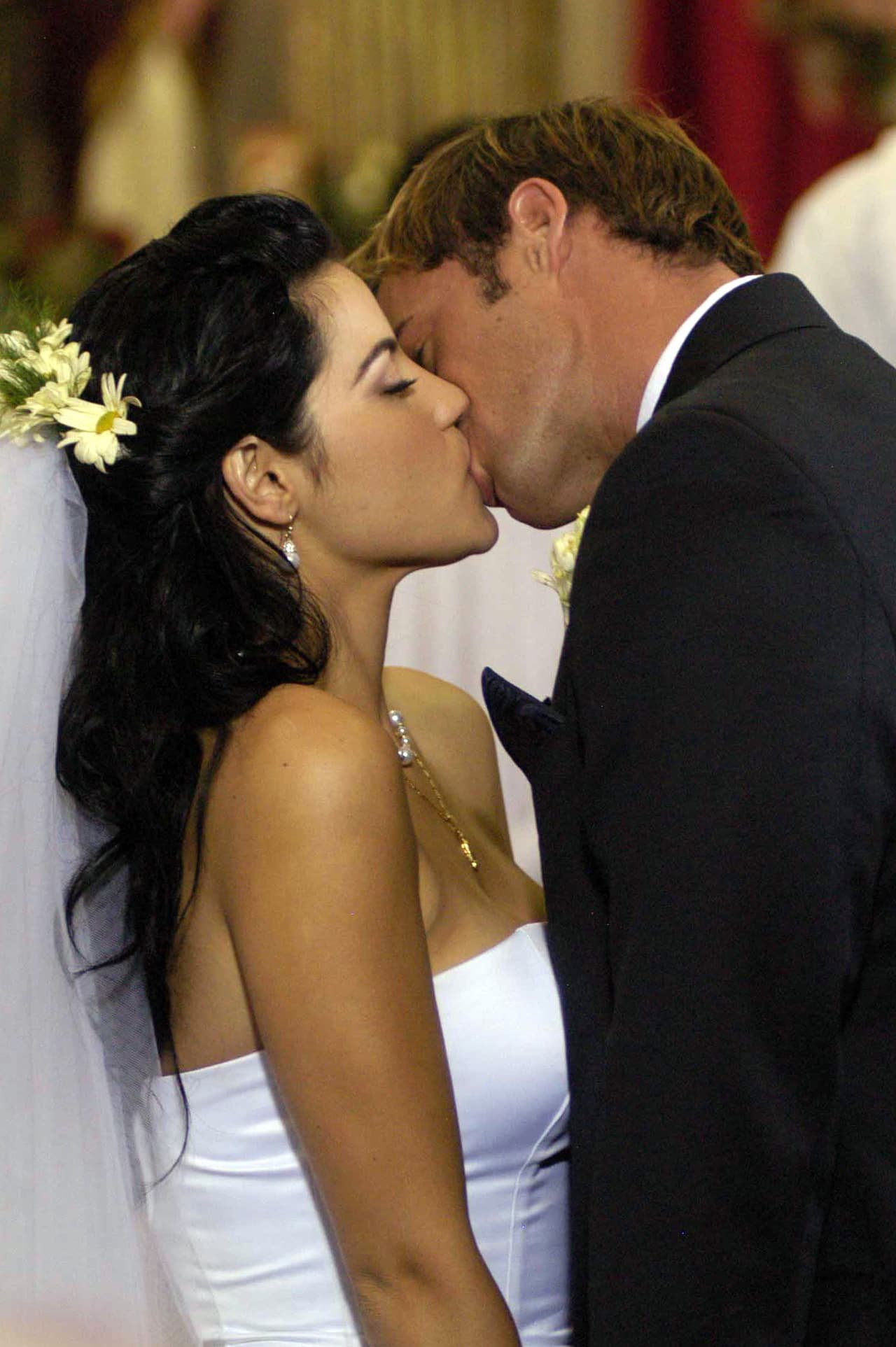 Maite Perroni se vistió de blanco para su boda con William Levy en la telenovela ‘Cuidado con el Ángel’ (2008-2009).