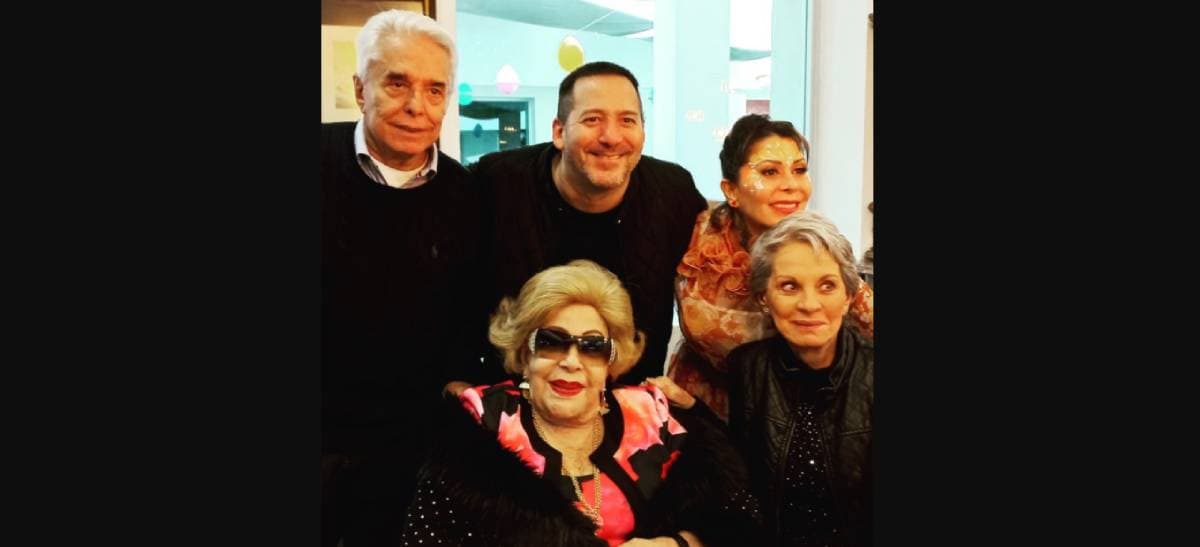 “Mi divina, extraordinaria y amada compañía”, precisó como descripción de una de las fotografías en las que aparece Alejandra Guzmán junto a su hermano y sus famosos padres.