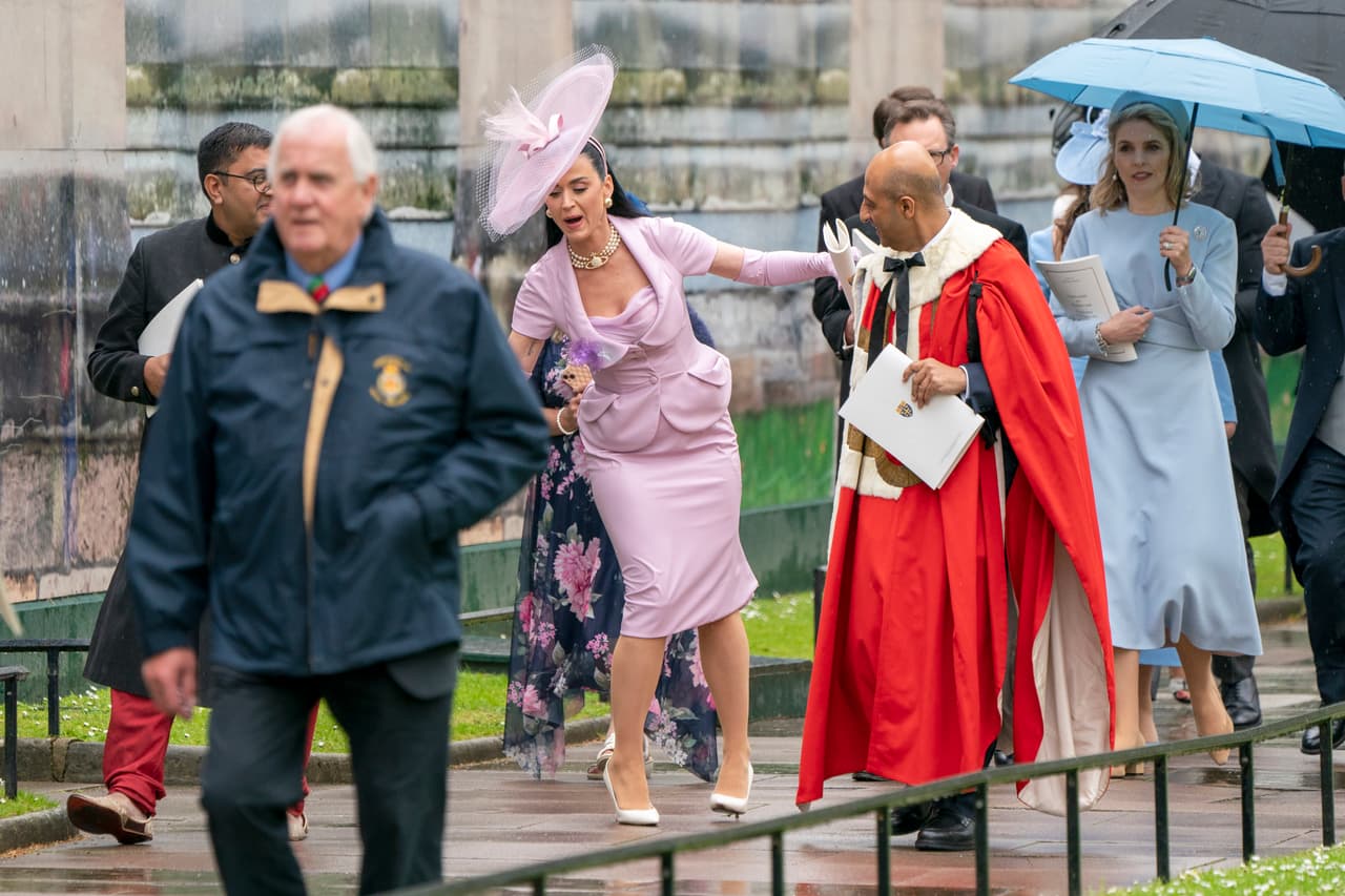 Katy Perry pierde el equilibrio tras la ceremonia de coronación del rey Carlos III.