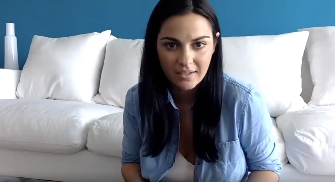 Maite Perroni también lució su look de cuarentena en redes sociales, donde hizo un llamado a sus seguidores a unirse al reto de donar alimentos para las personas que se vieron afectadas con la pandemia.