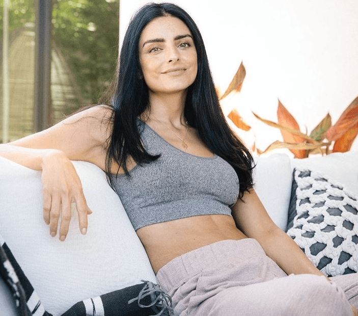 Aislinn Derbez luce sus torneadas piernas y exnovio le lanza tremendo piropo
