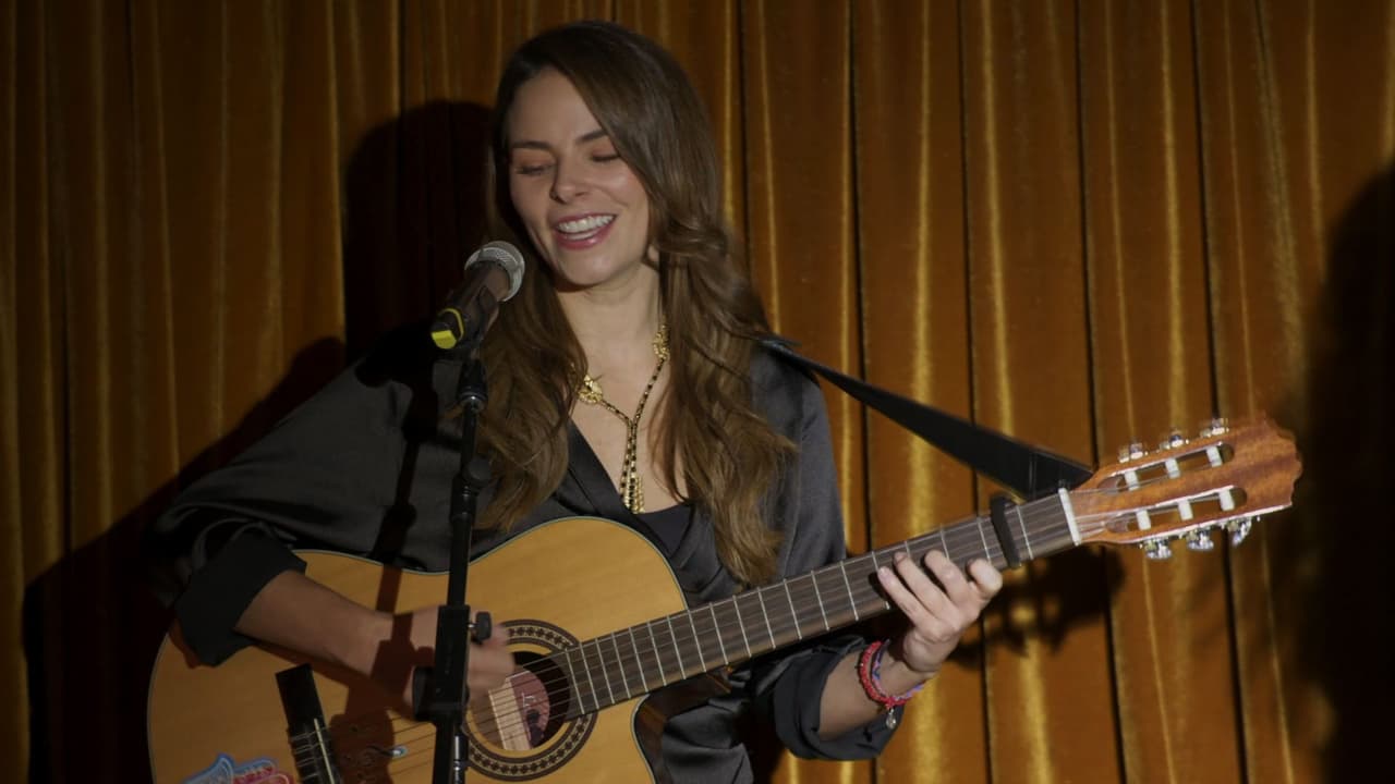 Luego, en la noche, Paula sorprendió a todos con su voz en un restaurante.