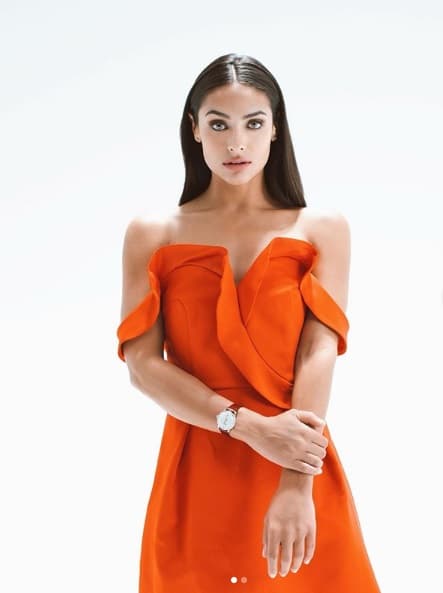 Renata cuida hasta el más mínimo detalle de su look y eso incluye a los accesorios, en esta ocasión destacó su reloj suizo de la firma Mido. Elegante y juvenil es como luce la estrella en esta imagen.