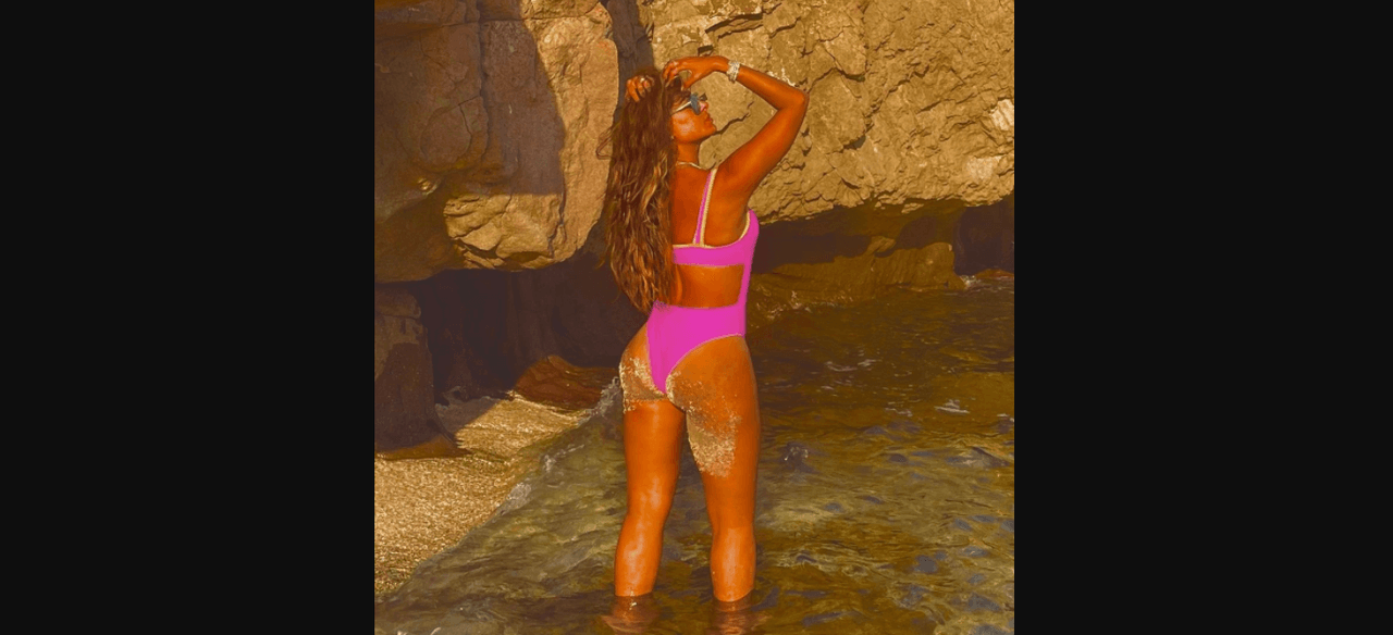 Fue a través de su cuenta oficial de Instagram que la conductora compartió varias fotografías en las que demostró que se convirtió en toda una Barbie al lucir un arriesgado atuendo frente a las paradisiacas playas de Baja California Sur.