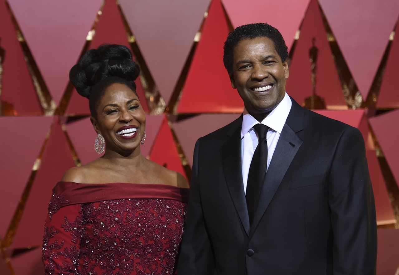 Denzel Washington y Pauletta Pearson se conocieron en 1977 en el set de la película ‘Wilma’ y después comenzaron a salir frecuentemente, por ello han estado juntos por 36 años. En entrevista a Access Hollywood, la pareja compartió que la actriz rechazó su propuesta de matrimonio en dos ocasiones, la tercera fue la vencida y finalmente llegaron al altar el 25 de junio de 1983.