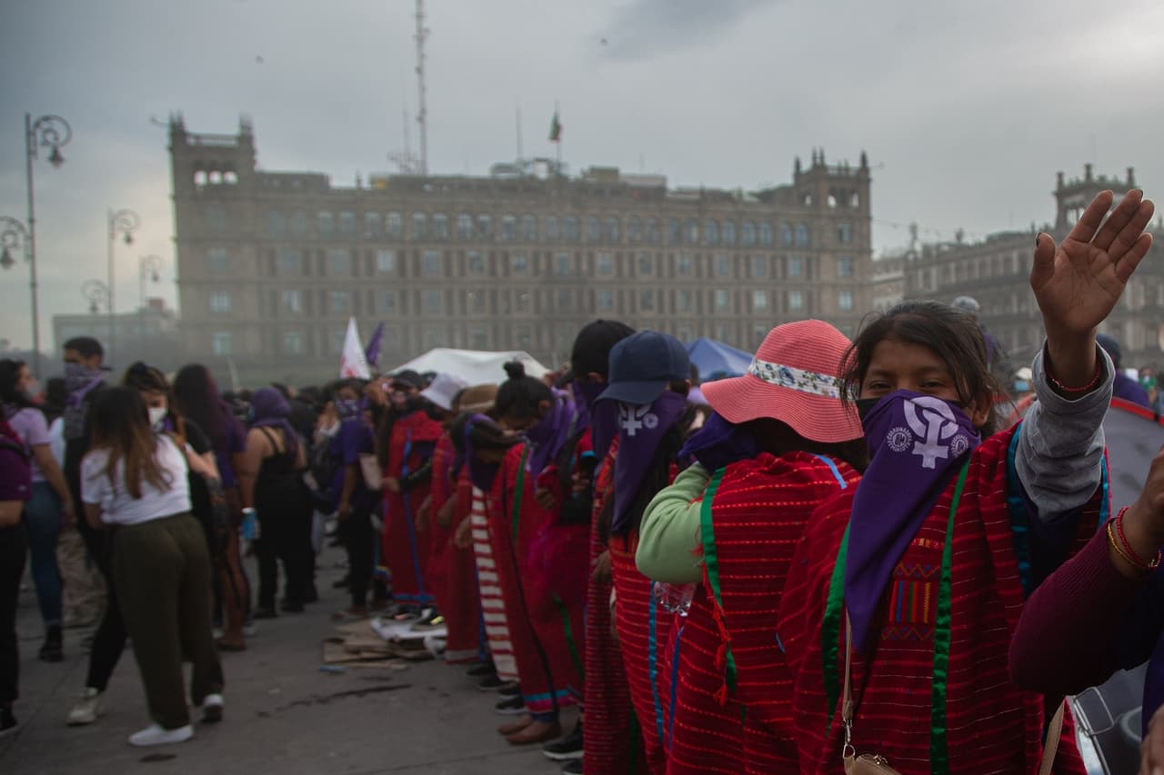 Marcela Figueroa, subsecretaria de desarrollo institucional, negó el uso de gas lacrimógeno u otro tipo de sustancia irritante en contra de las manifestantes.