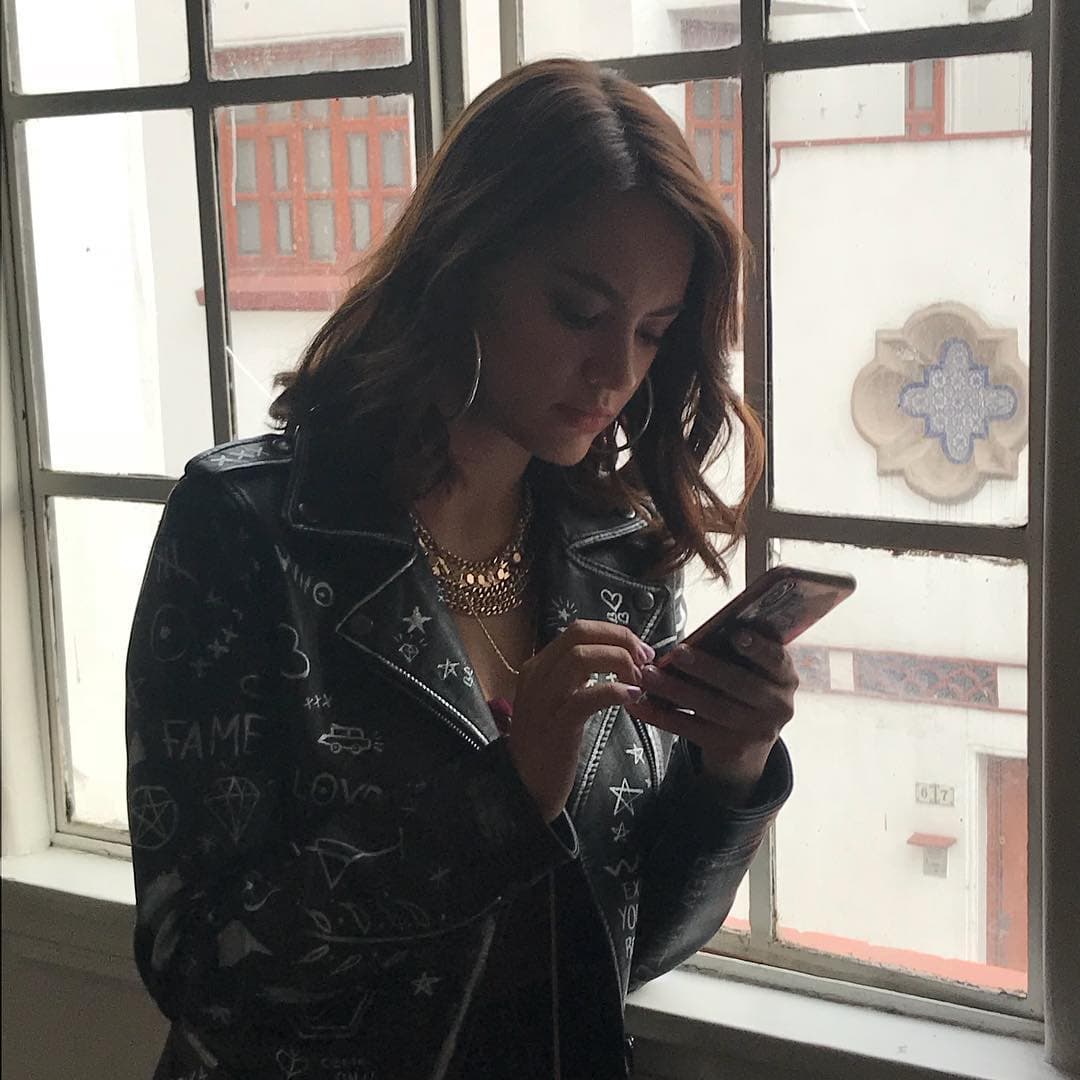 Ale Müller también estuvo presente en el arranque de las grabaciones, sin embargo, aún se desconoce qué papel jugará su personaje en la historia, el cual llevará por nombre ‘Carlota’.