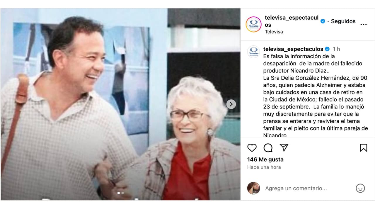 Nicandro Díaz con su mamá la señora Delia González.