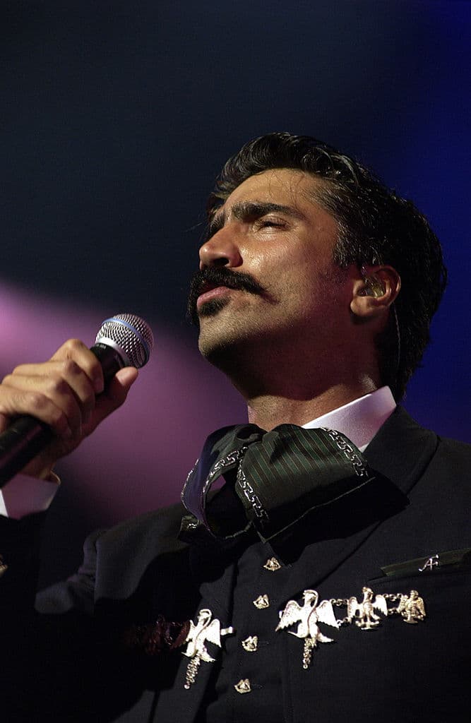 Una vez que dejó claro que el mariachi y las baladas eran estandarte de su sello musical, Alejandro lanzó el álbum ‘A Corazón Abierto’, con el que enamoró con baladas como: “Me dediqué a perderte”. Este trabajo lo llevó a Europa, donde también se inspiró para realizar el álbum ‘México-Madrid, en directo y sin escalas’.