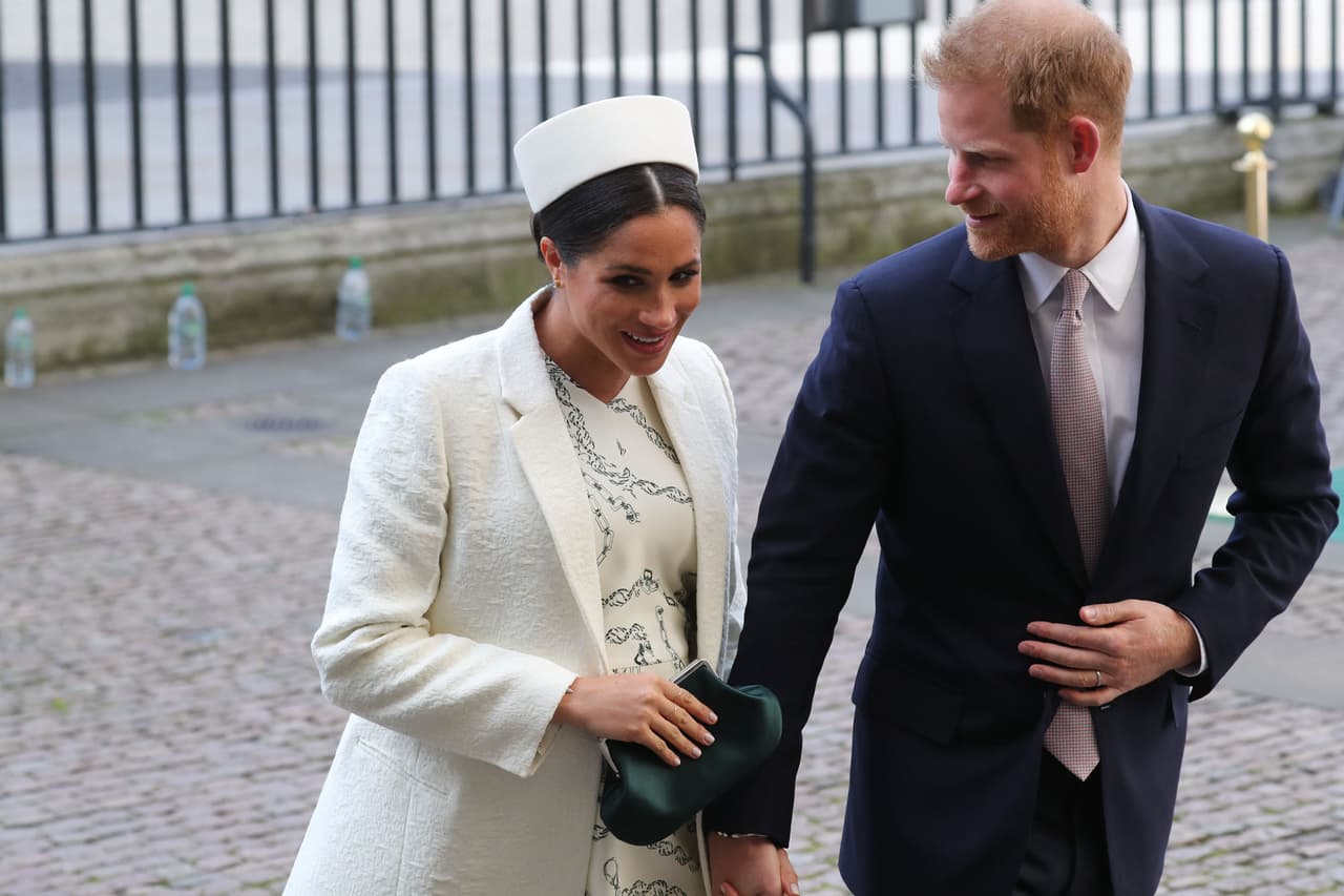 De acuerdo con la información de People en Español, la reina Isabel II tendrá la custodia del retoño de Meghan y Harry.