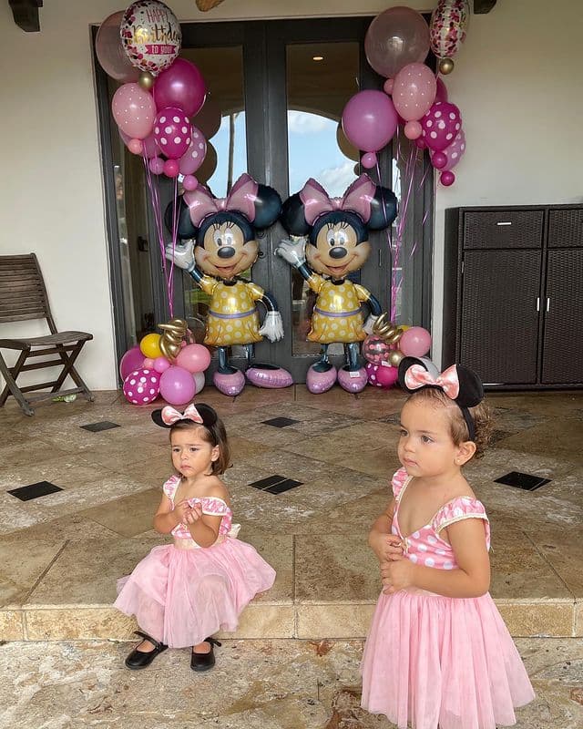 Hijas de Jacky Bracamontes recrean en su cumpleaños video viral del pastel: ‘Aquí va a haber pleito’