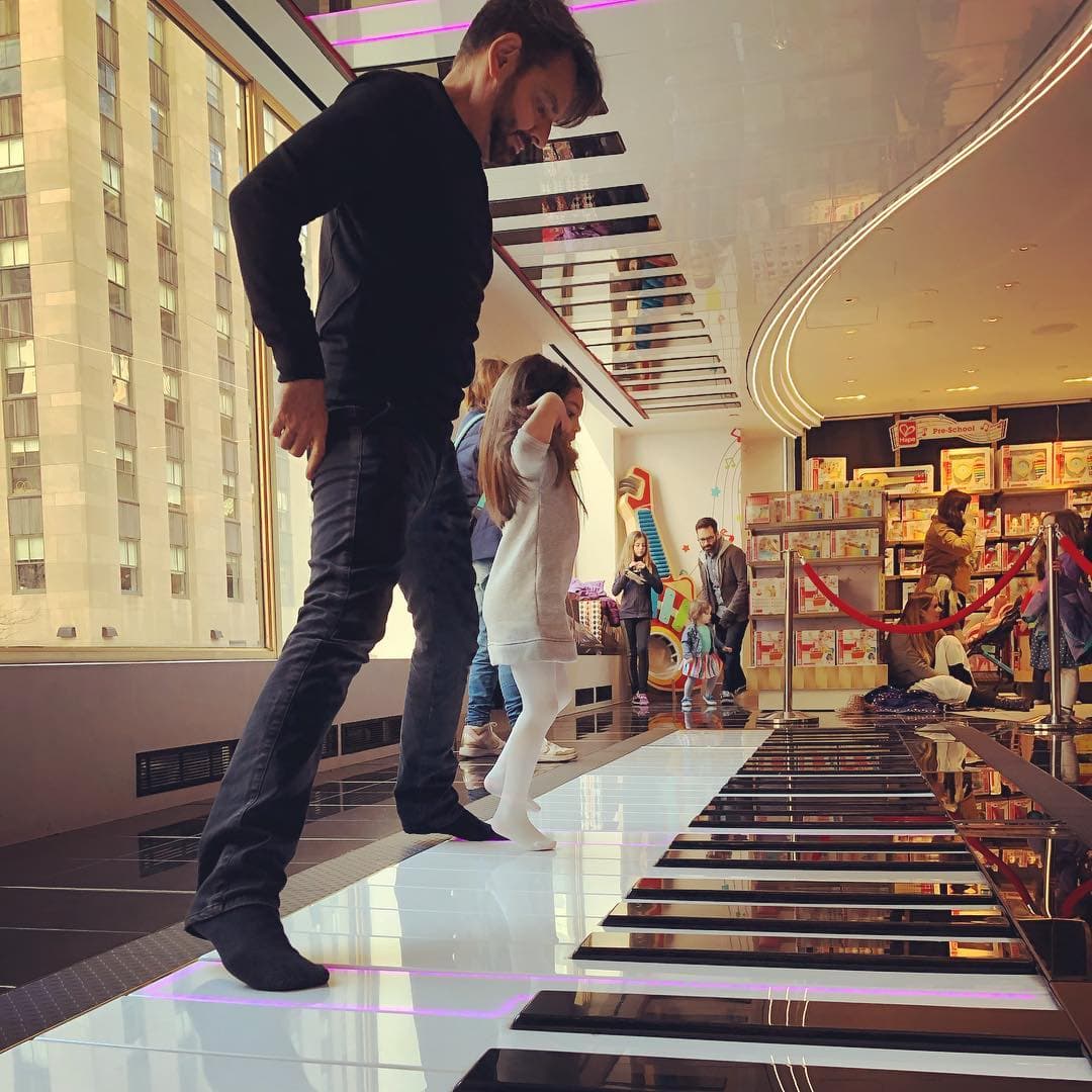 Aitana, quien cumplió 4 años el pasado mes de agosto, se la pasó increíble en la juguetería FAO Schwarz con su padre.