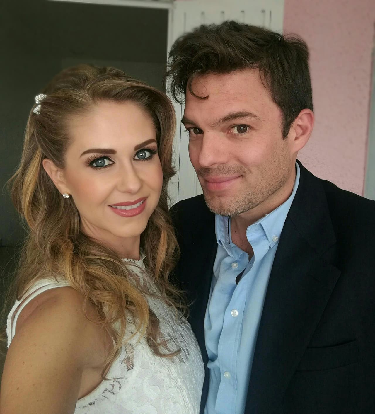 El 3 de marzo de 2017, Ingrid compartió en Instagram una fotografía de su boda civil, a la que acudió con un vestido corto de encaje blanco, sin mangas, mientras que Rodrigo usó un traje negro con camisa azul.