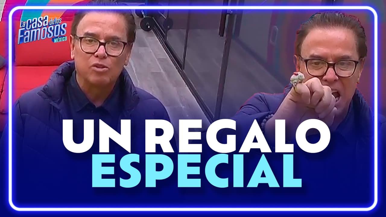 Mario enseña el regalo que le dio Gomita