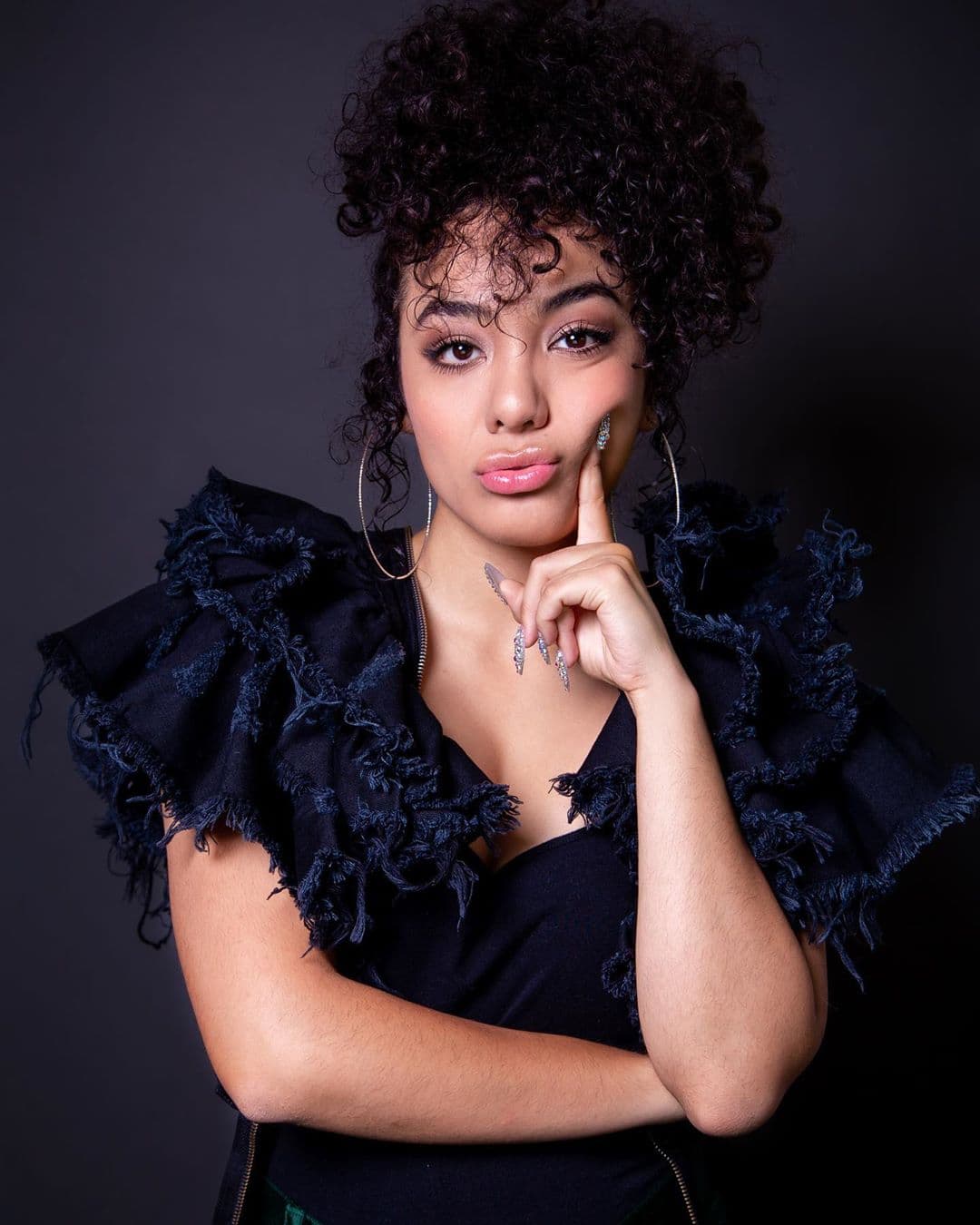 “Ya conocen a ‘Betty’, ahora, ESTA SOY YO, Elyfer. Amo cada centímetro de mi cuerpo, de mi ser y de lo que he construido, el amor propio me salvó y cambió mi vida. Cuando empecé a amarme la opinión de los demás dejó de importarme, entendí que soy mi prioridad y me entregué a la libertad de hacer lo que me hace feliz”, expresó la actriz en una reciente publicación de Instagram.