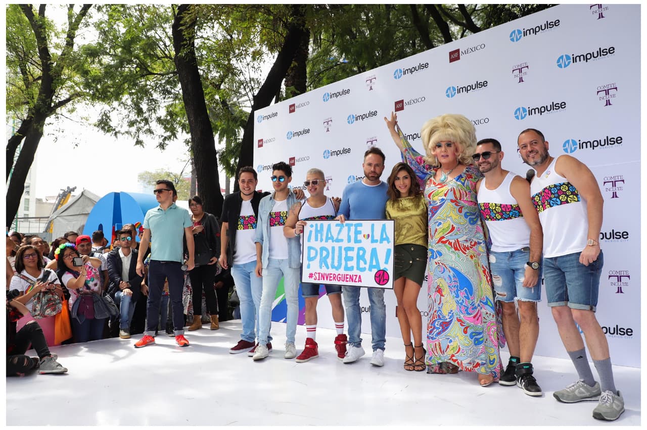 La cantante María León y el actor Erik Hayser son los voceros de la campaña "Sin vergüenza", cuyo objetivo es la prevención y reducción de enfermedades de transmisión sexual en México.