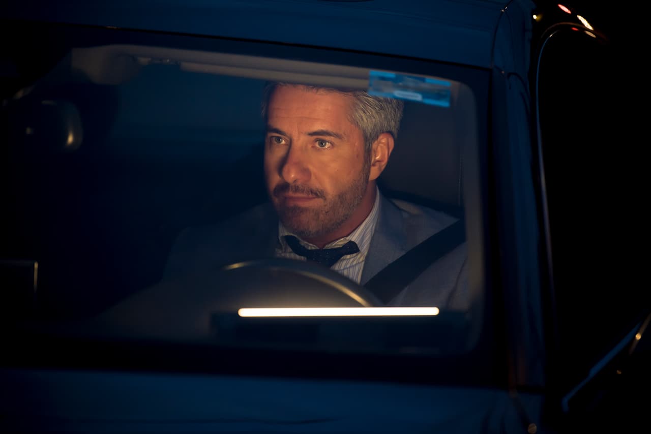 En "Por amar sin ley", Alan (Moisés Arizmendi) espera de noche al licenciado Téllez (Eugenio Cobo) para arreglar cuenta ya que el último ha vuelto a chantajearlo con tal de no revelar que mató a Patricia.