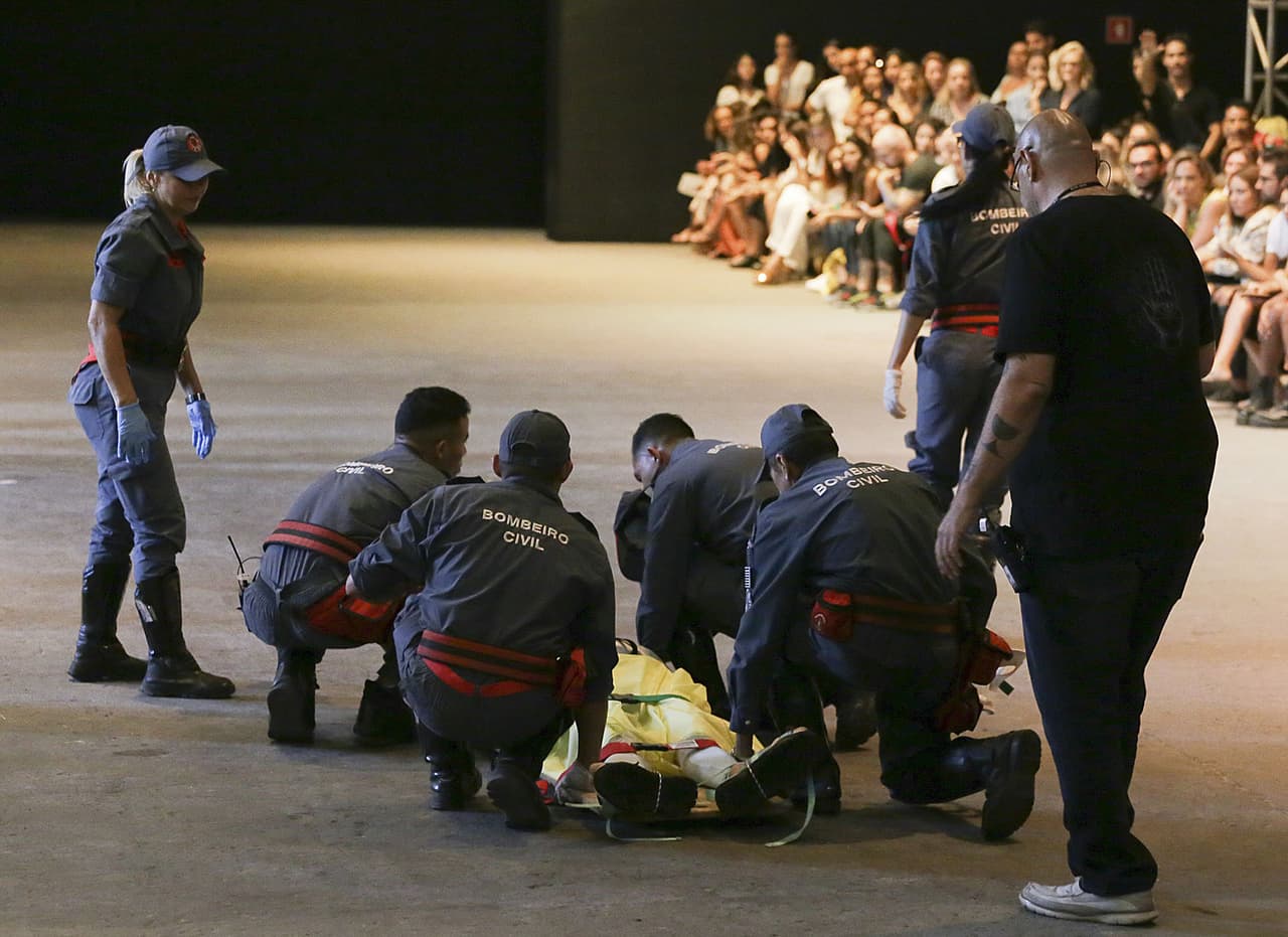 El joven caminaba por la pasarela y, al dar la vuelta para regresar, comenzó a tambalearse y cayó al suelo momentos después.