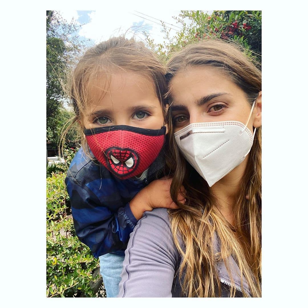 “Mi hijo es vegano lo cual yo creo es lo que hace que sea un niño tan despierto y consciente (porque su cuerpo siempre recibe alimentos benéficos y no toxinas y procesados que lo pongan a trabajar en una digestión más pesada) eso no me consta, pero mi instinto me dice que la alimentación y estimulación que le doy son la causa de que sea como es, ya veré con otro hijo si es verdad o no”. Por último, Renaud aconsejó platicar mucho con los niños, explicarles cada cosa pues, trabajar la paciencia y disfrutar al máximo la maternidad.