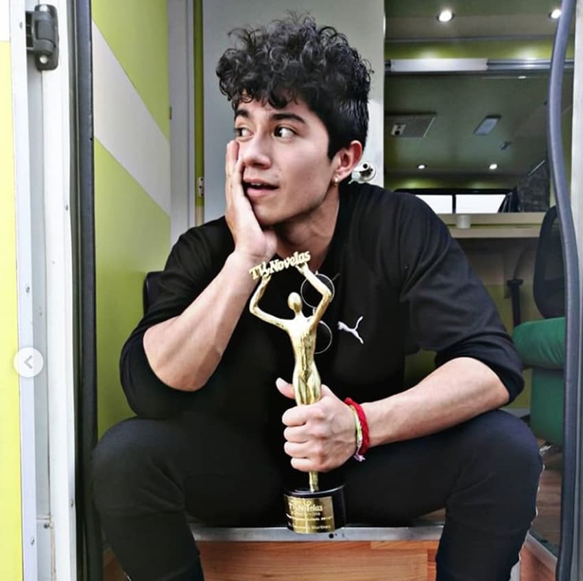 “Un día le dije a mi mamá: ‘Algún día plasmaré mis huellas en Plaza de las estrellas, te lo prometo’ y lo cumplí. Hoy te digo má: ‘Algún día voy a tener mi premio TVyNovelas, te lo prometo’. Este es un TVyNovelas real, pesa y todo, es el que se ganó la producción de ‘Como dice el dicho’ como mejor programa unitario”, expresó el actor el pasado 20 de febrero en su cuenta de Instagram.