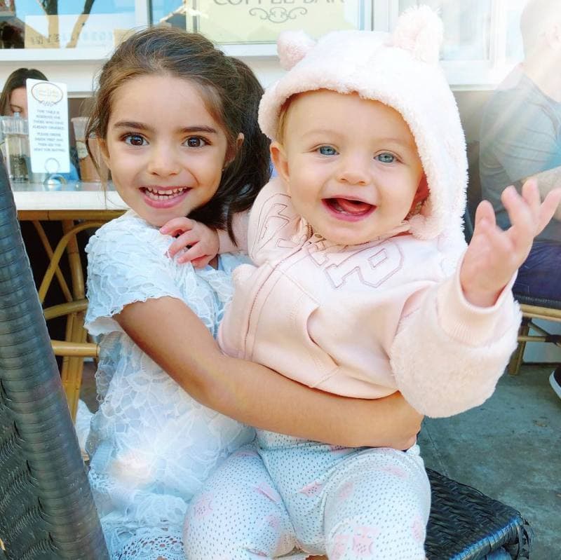Pero esta no es la primera ocasión que Aitana y Kailani roban miradas en las redes sociales de la dinastía Derbez, pues desde que Kailani nació ha protagonizado tiernos momentos junto a su tía.