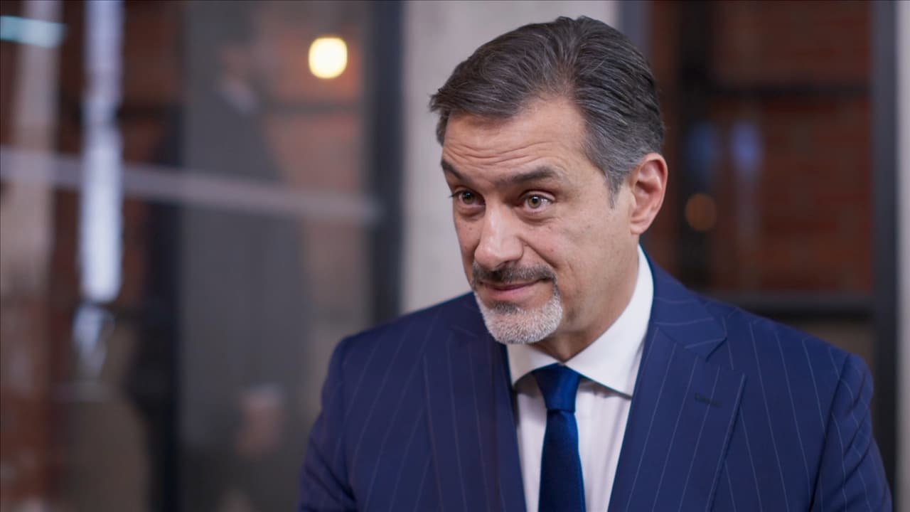 Carlos sospecha de la maldad de Rogelio