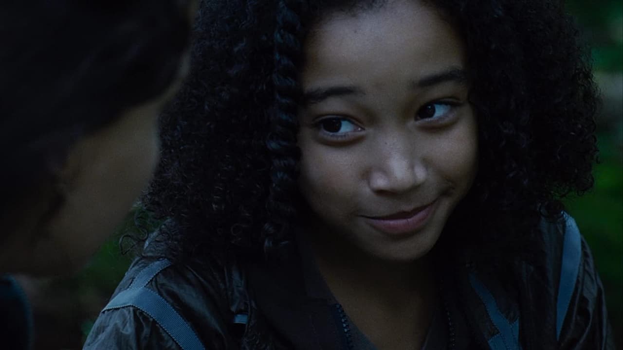 <b>Rue</b> 
<b>en ‘Los juegos del hambre’</b>
<br>Sin lugar a duda más de un espectador se encariñó con Rue, la simpática niña del distrito 11 que ayudó a Katniss Everdeen a sobrevivir. Ella era hábil e intrépida, probablemente si no le hubiesen clavado una lanza en el estómago habría sido alguna de las finalistas de ‘Los juegos del hambre’ o inclusive los habría ganado. No merecía morir, pero al menos Katniss le hizo un homenaje al rodearla de flores y cantarle mientras se quedaba sin vida.