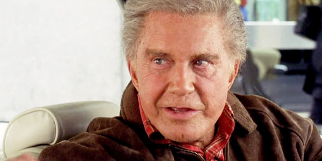 <b>El tío Ben</b>
<br>Queda claro que la muerte de el tío Ben en ‘Spider-Man’ es un punto clave para el desarrollo del personaje protagonista. Pero, ¿a qué costo? El tío Ben siempre apoyaba a Peter, fue como un padre como él y siempre lo impulsaba a ser mejor persona. No merecía morir, y menos a manos de un ladrón.