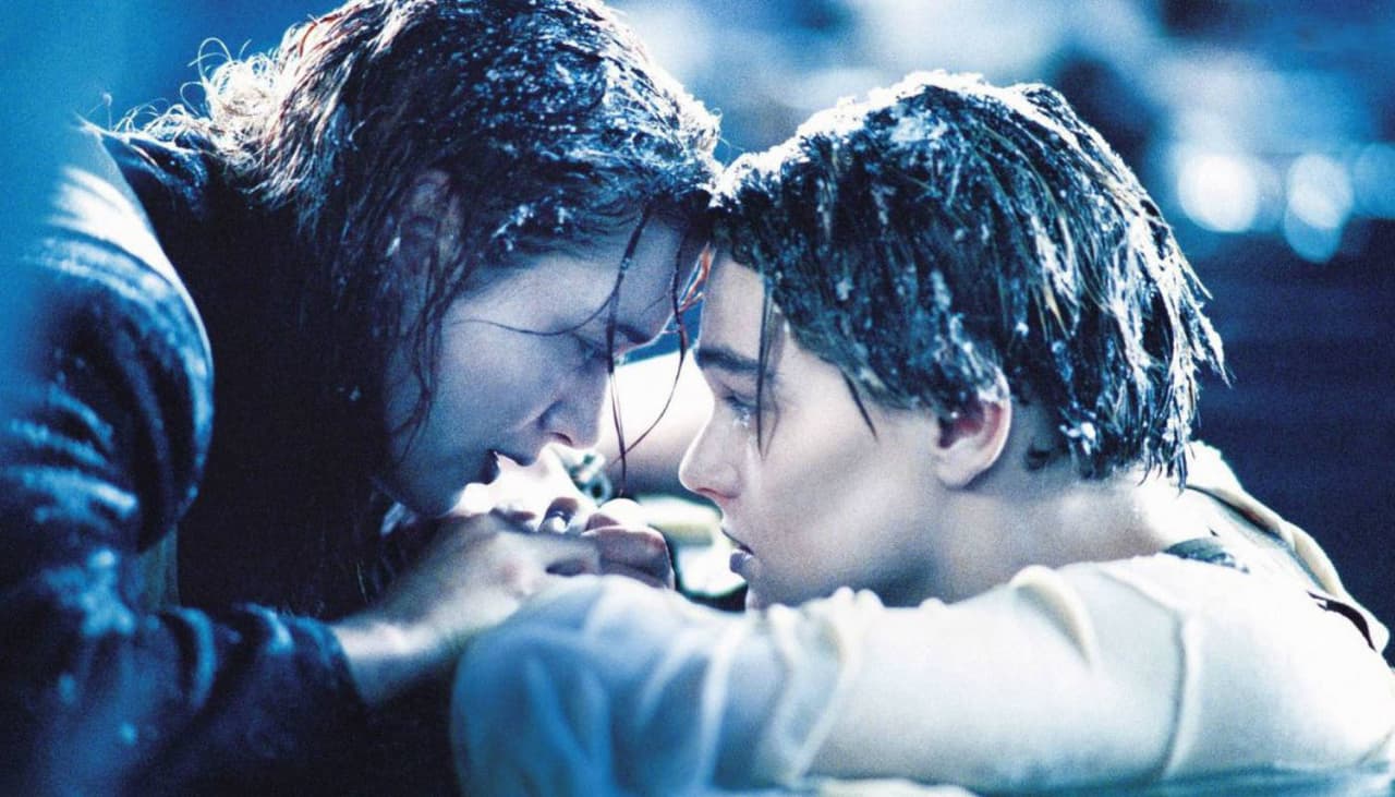 <b>Jack</b> 
<b>en ‘Titanic’</b>
<br>¡Podían compartir la puerta! Mucho se ha criticado la escena en la que Jack muere en ‘Titanic’ a causa del frío, mientras que Rose está acostada en la puerta de madera que flota sobre el mar. Hay múltiples memes en internet sobre las posibilidades que tuvieron los protagonistas para acomodarse los dos encima de la tabla a la mitad del océano: en definitiva, una muerte que aún nos sigue doliendo.