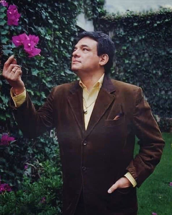 El compositor Rubén Fuentes escuchó sus canciones en la radio y le ofreció un contrato como solista en la casa discográfica RCA, pero no fue nada fácil ya que en la radio catalogaba su álbum como “muy fino”. Durante ese tiempo, consiguió el sobrenombre de “El Príncipe de la Canción” por su disco titulado El Príncipe.