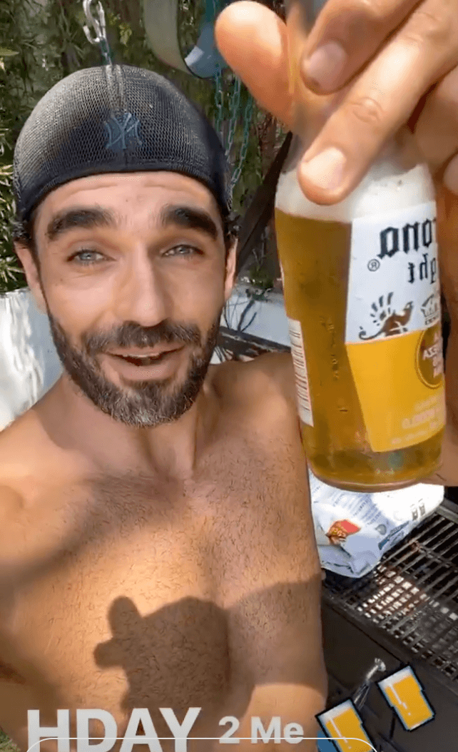Ante los detalles de la actriz, Marcus Ornellas mostró en sus redes sociales parte de la decoración del su casa, dejando al descubierto que su prometida lo había sorprendido con un original pastel.