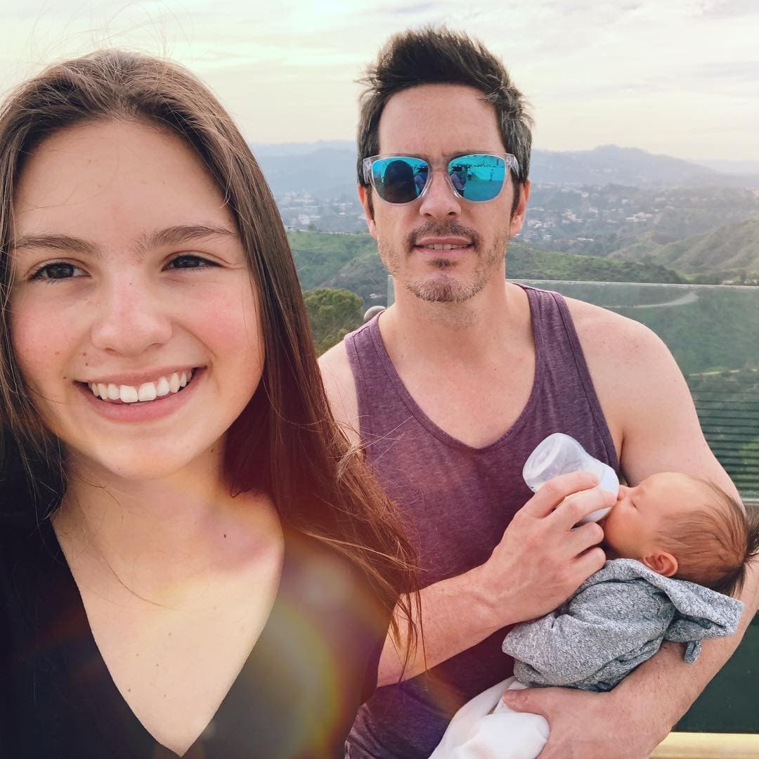 Mauricio salió con sus chicas a caminar por las colinas de Los Ángeles. En primer plano, su primera hija Lorenza.