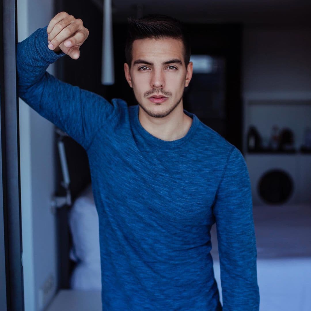 Vadhir Derbez sorprende al reencontrarse con su exnovia y viajar juntos a la playa