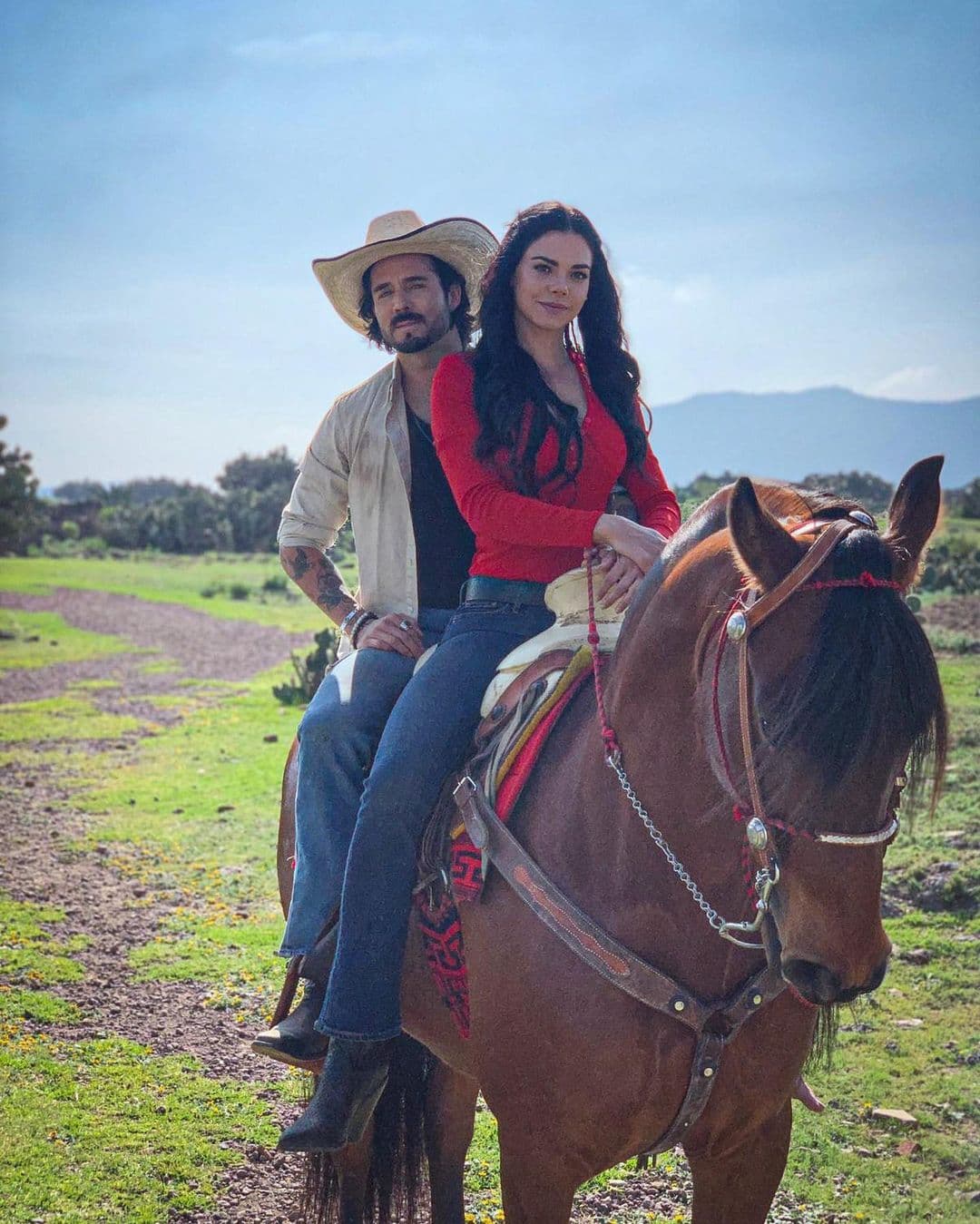 Livia Brito y José Ron celebran con tierno beso el éxito de 'La Desalmada'