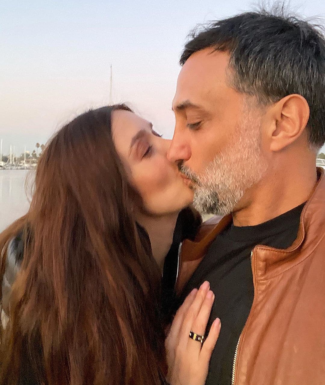 “Sí, estoy separada; sí, pedí el divorcio y esto se los quiero compartir porque no quiero que se sigan inventando cosas (…) Mi relación no se terminó porque yo quise volver al medio del espectáculo, quiero aclararlo, yo jamás hubiera puesto en riesgo a mi familia por ningún trabajo”, detalló la protagonista de telenovelas.