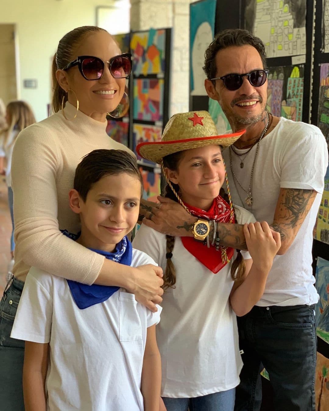 Tras su separación en el 2011, Jennifer Lopez y Marc Anthony han llevado una buena relación por el bienestar de sus mellizos, Max y Emme. En entrevista para IHeart Latino, “La Diva del Bronx” dijo, “Nosotros amamos a esos niños tanto. Queremos que estén sanos, llenos de amor, que puedan tener una vida, que cumplan todo lo que quieren. Nosotros sabemos que eso empieza con nosotros”.