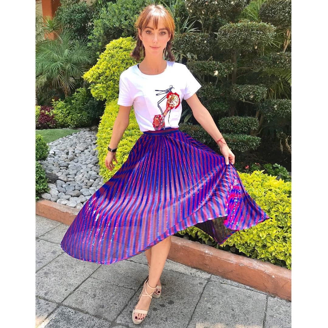 Combina a la perfección una prenda formal, ¡con una playera!