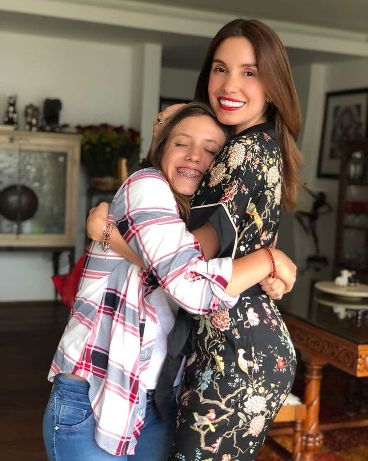 La joven ha compaginado sus estudios y su gusto por el teatro, en el cual debutó en octubre de 2019, siendo su madrina Andrea Escalona.