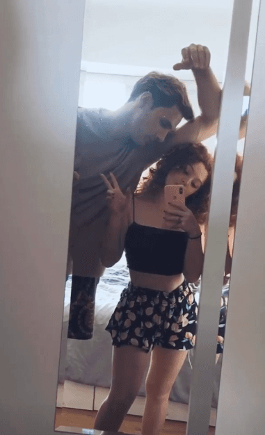 En días recientes, Conrado Villagra, el novio de Briggitte Bozzo, sorprendió en su cuenta oficial de TikTok al mostrar la gran diferencia de estatura que existe entre ambos, pues él mide 1.86 m. y ella 1.46 m. Sin embargo, desde mayo de 2020 se han dejado ver muy enamorados.