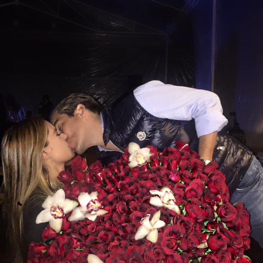 Fue precisamente ese mismo año cuando comenzó una relación con Galilea Montijo, con quien se comprometió a los tres meses.